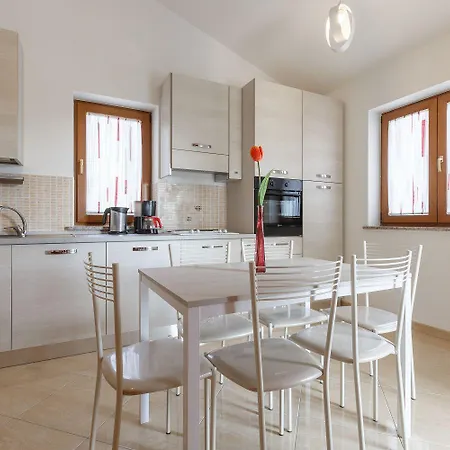 Familiaeres Ferienhaus Mit Privatpool Im Gruenen Poreč