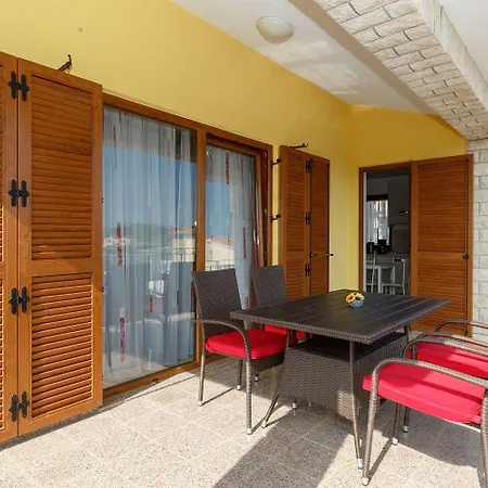 Familiaeres Ferienhaus Mit Privatpool Im Gruenen *