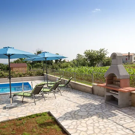 Dom wakacyjny Familiaeres Ferienhaus Mit Privatpool Im Gruenen Poreč